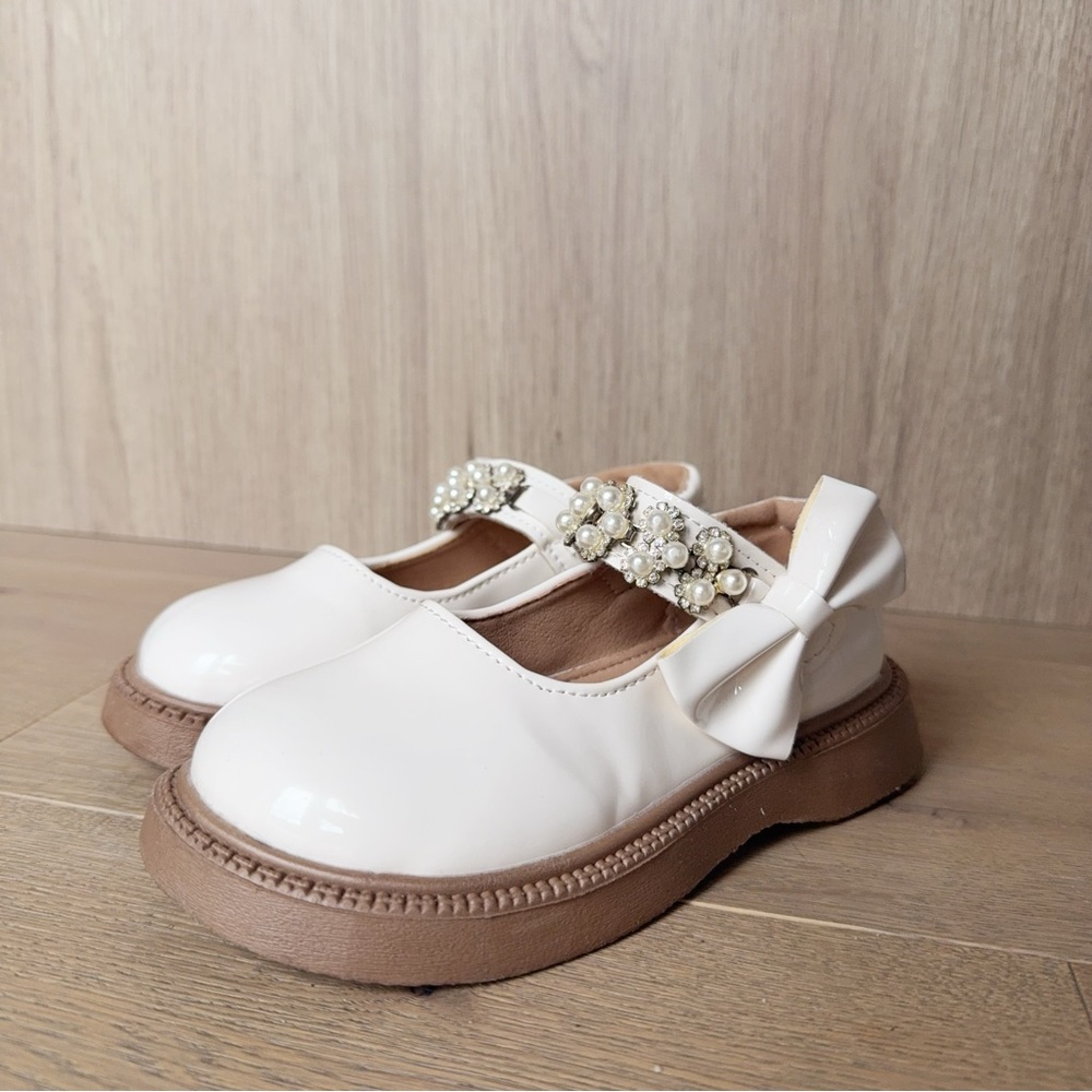 White Patent Leather Mary Jane Shoes with Bow